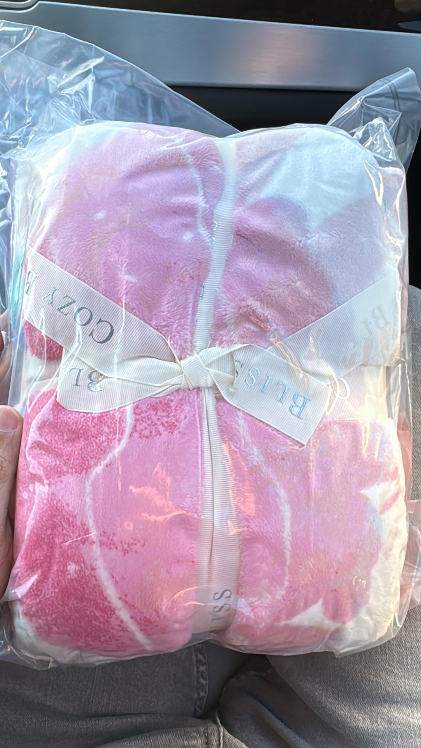 Wholesale Lot Of 35,000 Cozy Bliss Premium Kids Blankets - MSRP $36.00 Each - Your Price Is Only $2.50 Each - Image 6