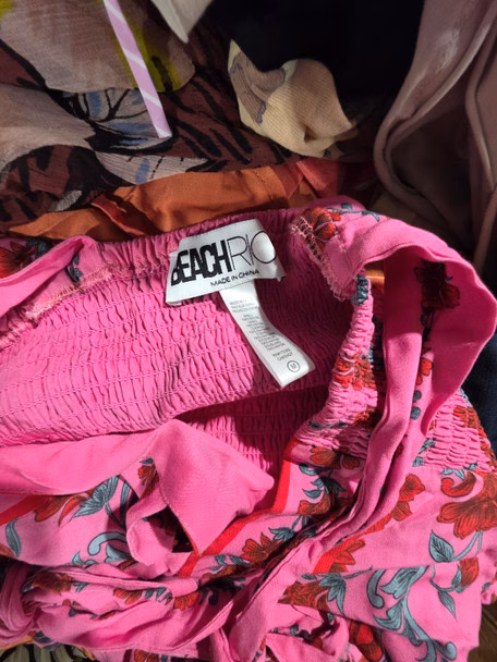 Wholesale Lot Of 705 Pieces Of Overstock And Store Returns Clothing From Nordstrom - Brands Such As Eton, AG, Beach Riot, Adrianna Papell, Paige, Veronica Beard, Barefoot Dreams, And More - Your Price Is Only $6.30 Each - Image 9