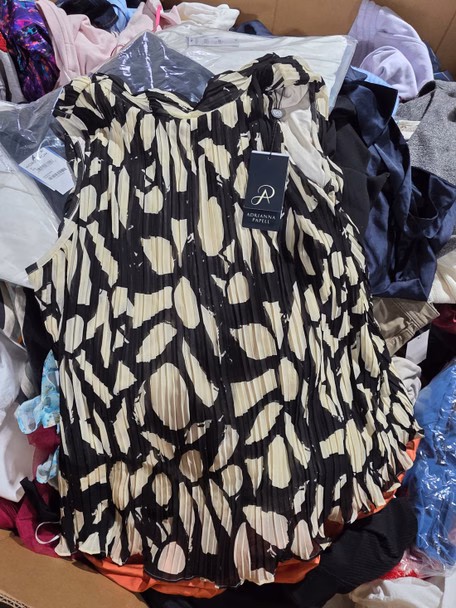 Wholesale Lot Of 705 Pieces Of Overstock And Store Returns Clothing From Nordstrom - Brands Such As Eton, AG, Beach Riot, Adrianna Papell, Paige, Veronica Beard, Barefoot Dreams, And More - Your Price Is Only $6.30 Each - Image 8