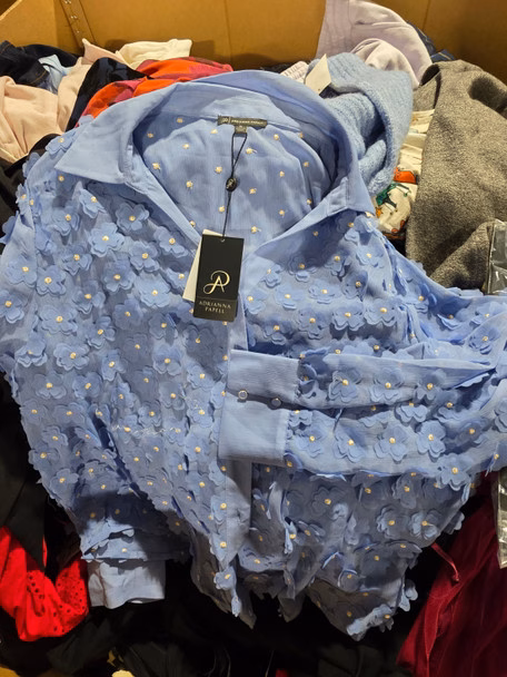 Wholesale Lot Of 705 Pieces Of Overstock And Store Returns Clothing From Nordstrom - Brands Such As Eton, AG, Beach Riot, Adrianna Papell, Paige, Veronica Beard, Barefoot Dreams, And More - Your Price Is Only $6.30 Each - Image 4