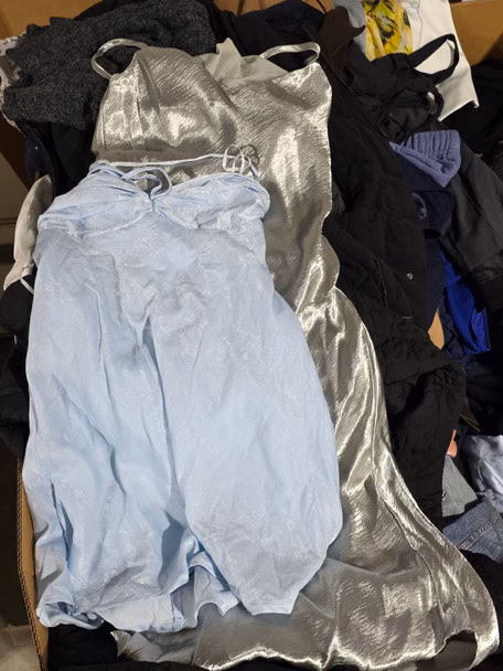 Wholesale Lot Of 876 Pieces Of Overstock And Store Returns From Nordstrom - Brands Such As Vince, Kay Unger, Rag & Bone, The Recycled Planet, SKIMS, Spiritual Gangster, And More - Your Price Is Only $7.30 Each - Image 4