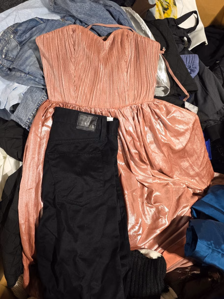 Wholesale Lot Of 876 Pieces Of Overstock And Store Returns From Nordstrom - Brands Such As Vince, Kay Unger, Rag & Bone, The Recycled Planet, SKIMS, Spiritual Gangster, And More - Your Price Is Only $7.30 Each - Image 5